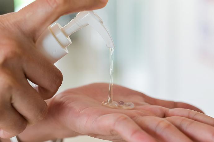 Alcogel 85% - Bakteriedödande alcogel för desinfektion av händerna | Trikem Alcogel som appliceras på hand